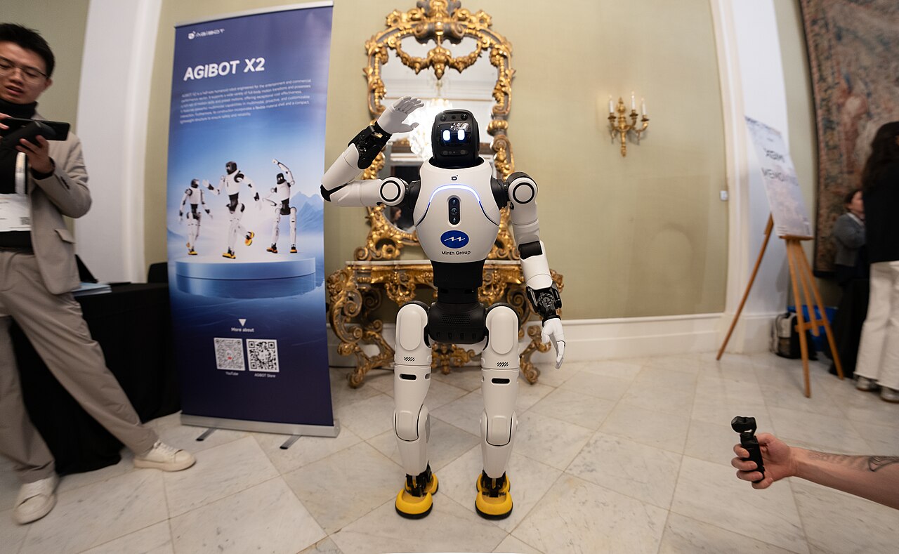 Een AGIBOT X2-humanoïde robot op het Mobile World Congress 2026