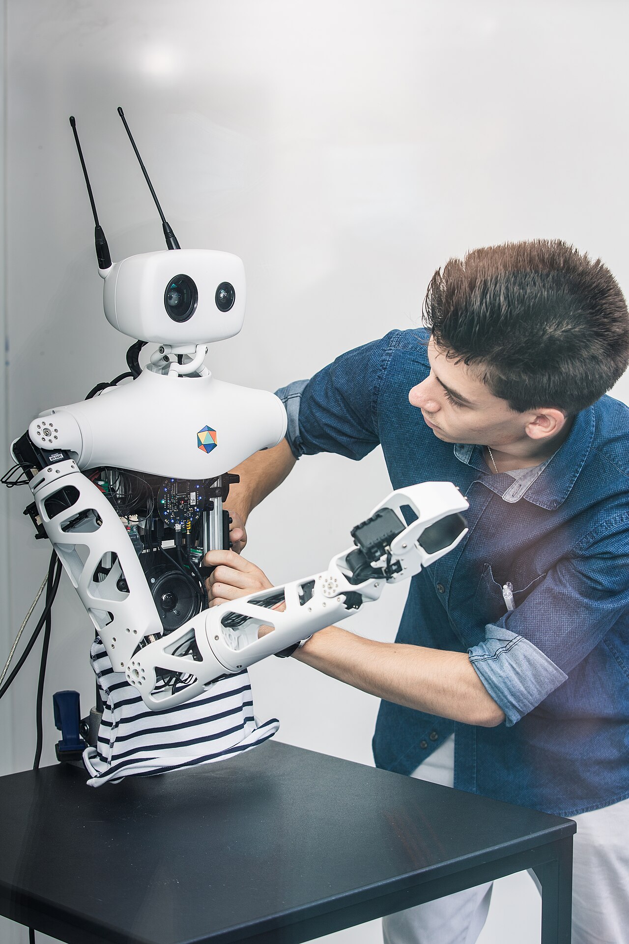 Een Reachy-robot van Pollen Robotics, het Franse robotbedrijf achter Microduck, tijdens een demonstratie