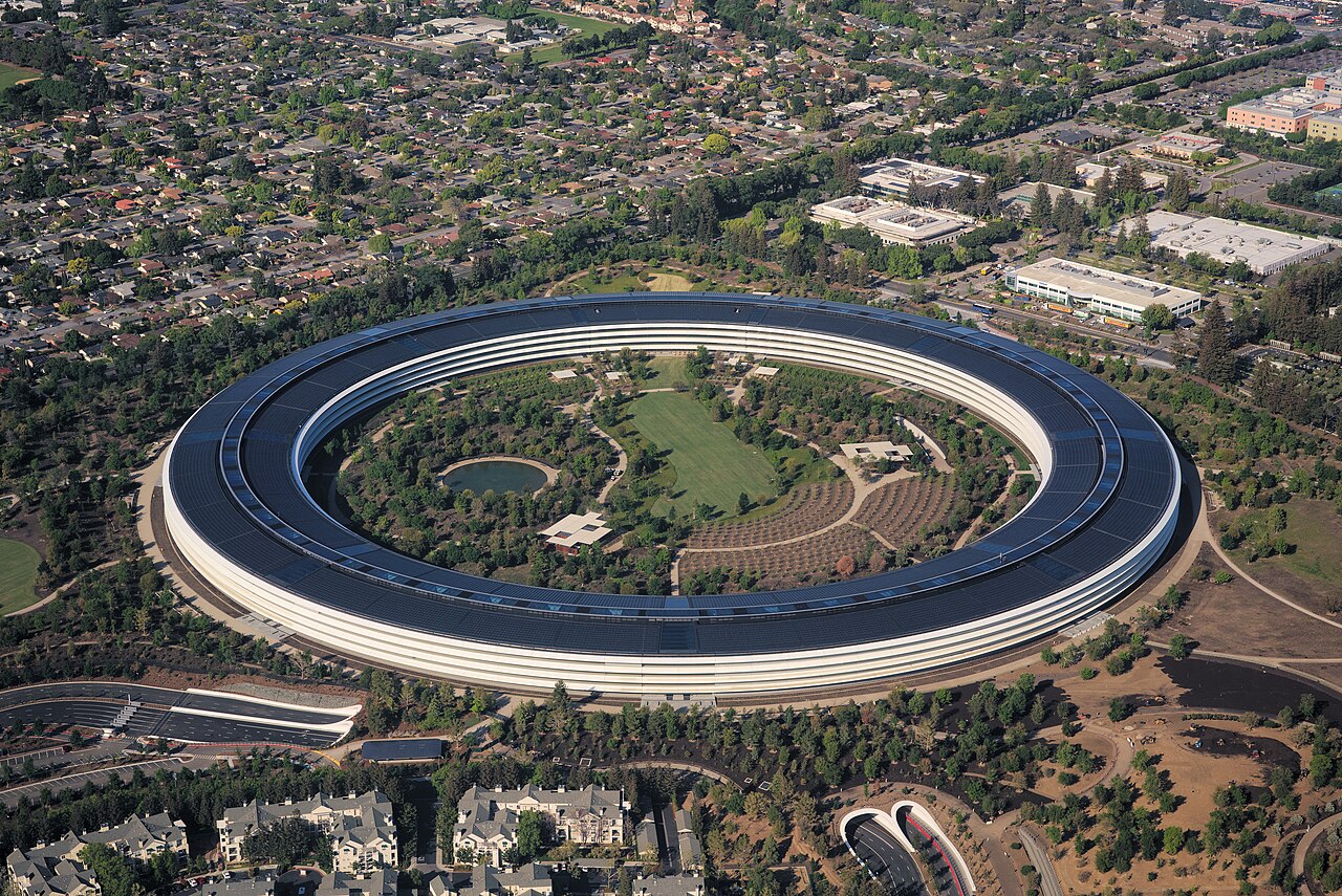 Vista aérea do campus da Apple Park, sede da Apple em Cupertino, Califórnia.