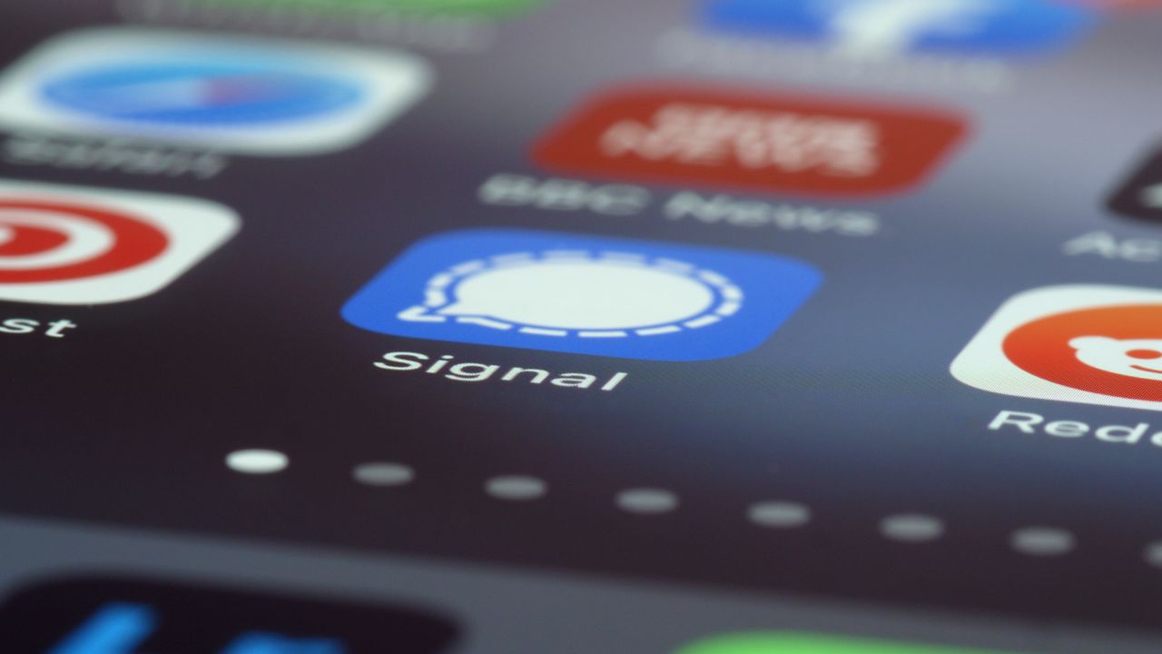 Nahaufnahme eines Smartphone-Bildschirms mit Symbolen von Messaging-Apps
