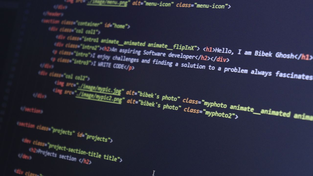 컴퓨터 화면에 표시된 색색의 HTML 코드