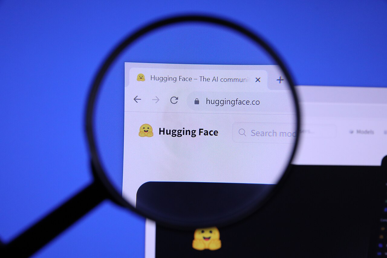 Die Startseite der Hugging-Face-Website auf einem Computerbildschirm, mit einer Lupe vergrößert
