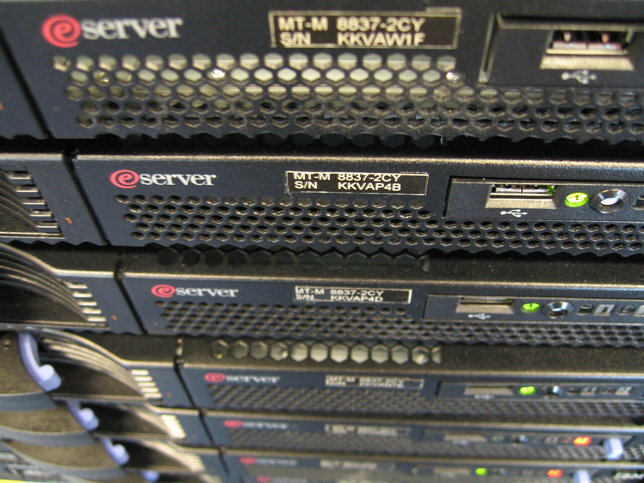 Visão macro de servidores de computador montados em um rack