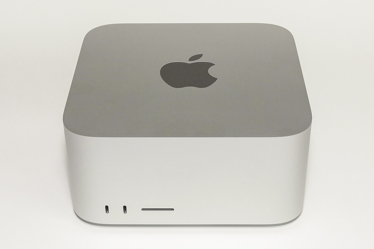 Vue de face d’un ordinateur Apple Mac Studio de 2022.
