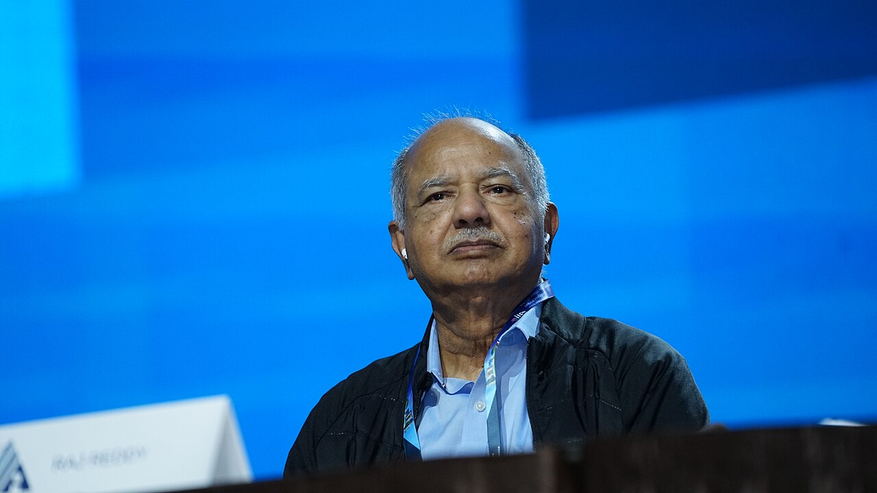 Investigador Raj Reddy a falar no palco da AAAI 2026