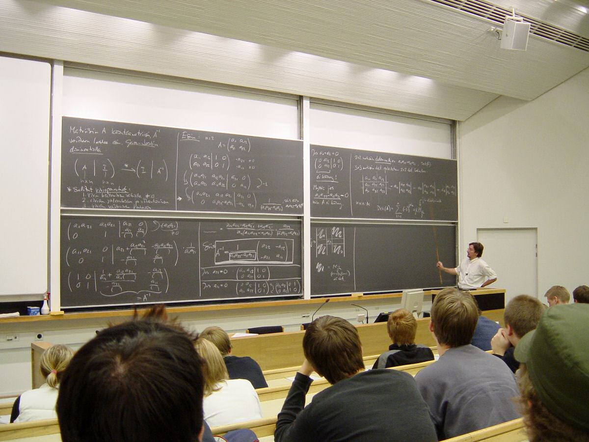 Un cours de mathématiques à l'Université de technologie d'Helsinki