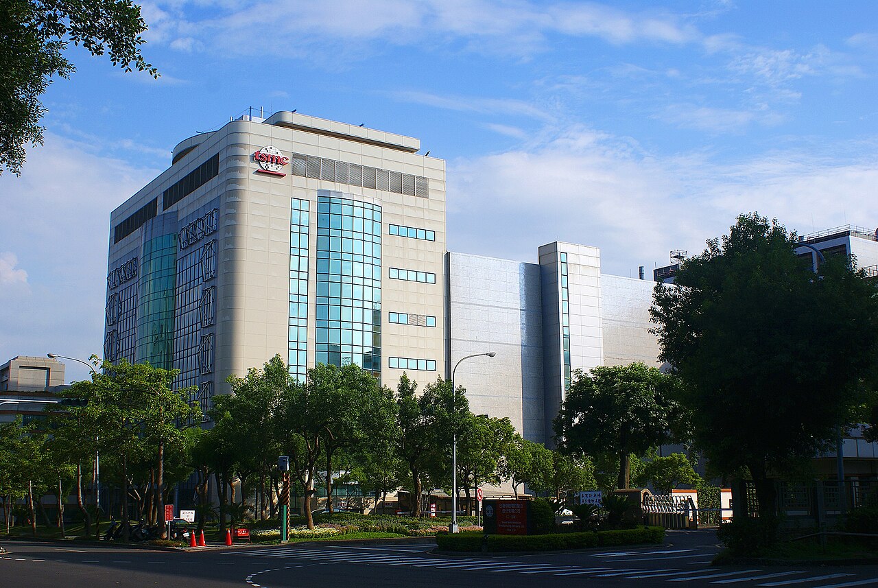 Das Fab 5‑Halbleiterfabrikgebäude von TSMC befindet sich in Hsinchu, Taiwan.