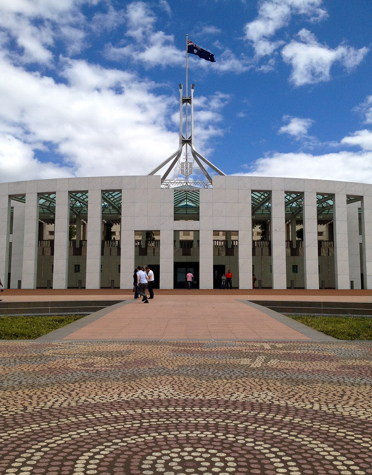 Das australische Parlamentsgebäude in Canberra von außen betrachtet.