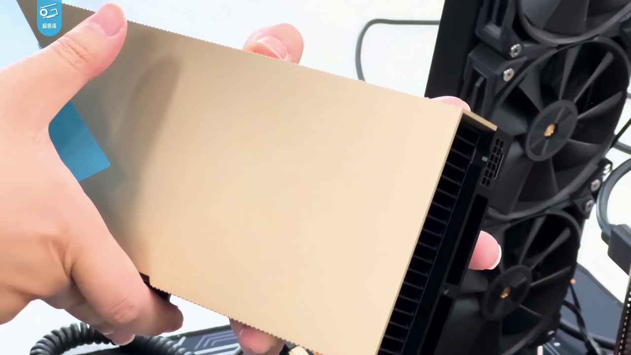 Eine Nvidia H100 Beschleunigerkarte liegt auf einer Werkbank, fotografiert.