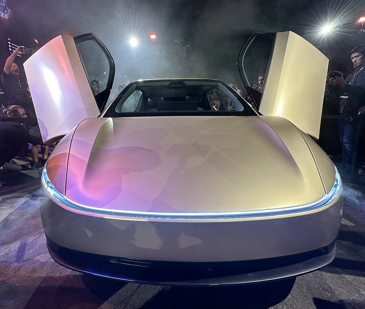 Vorderansicht eines goldenen Tesla Cybercab bei seiner Enthüllung.