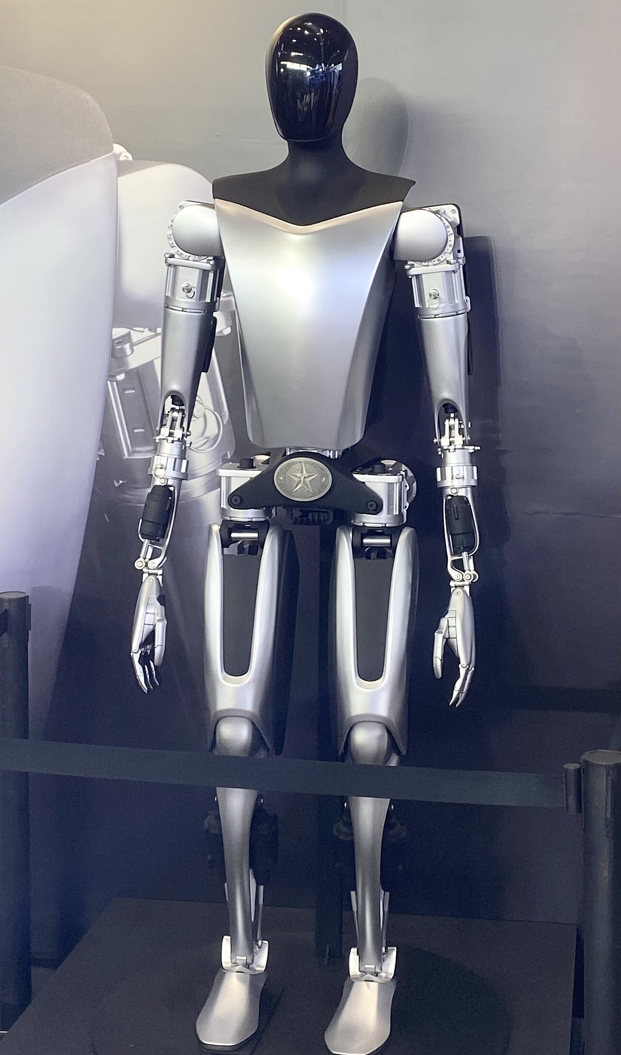 Un robot humanoïde Tesla Optimus exposé lors d’une exposition.